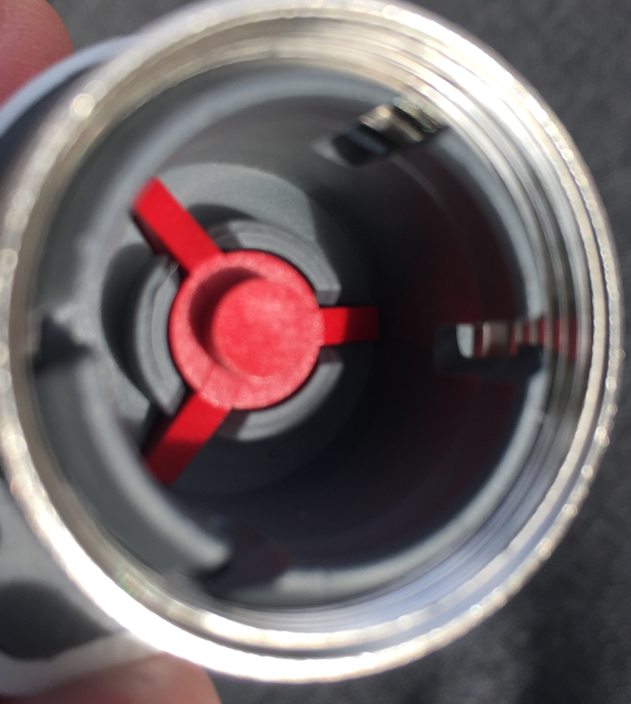 Quand fermé, le téton rouge de l'actuateur ou micro-moteur dépasse et son support affleure le guide gris