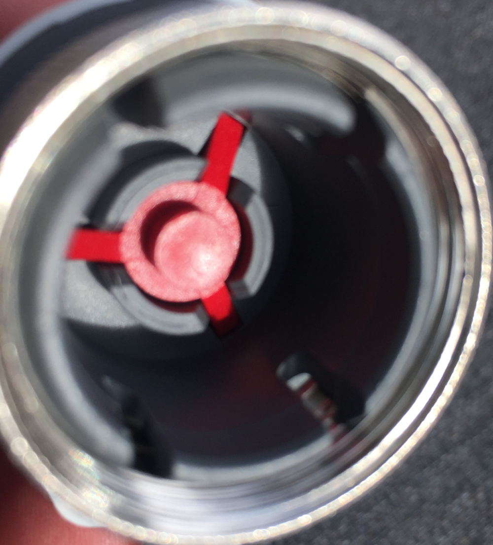 Quand fermé, le téton rouge de l'actuateur ou micro-moteur affleure avec son support et son support est enfoncé