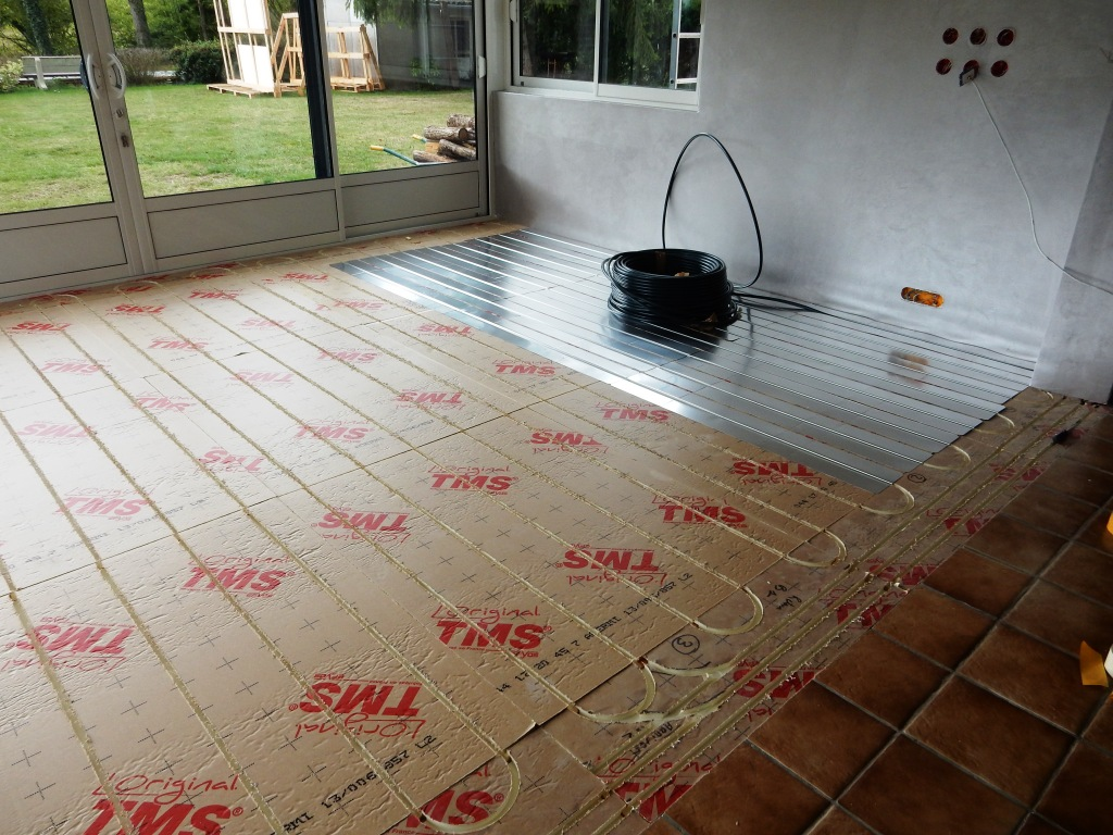 Pose du plancher chauffant véranda : pose des diffuseurs aluminium