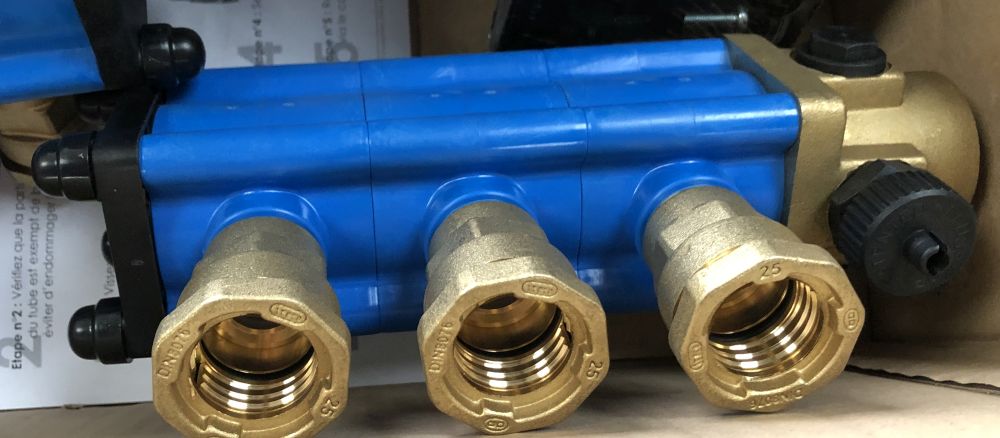 Raccords à compression pour collecteur de corbeille géothermique