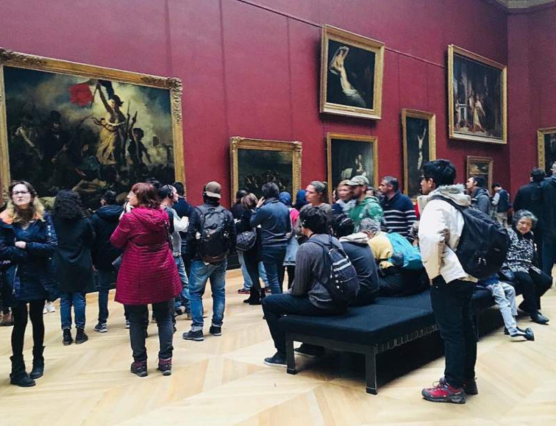 under30experiences-group-travel-blog-for-millennials-falling-in-love-with-paris-lourve