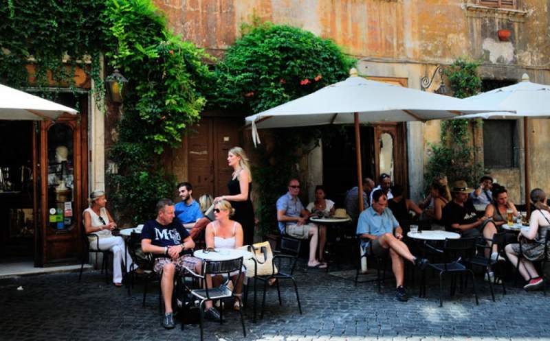 under30experiences-group-travel-blog-for-millennials-the-solo-travelers-guide-to-exploring-rome-eating-out-in-rome