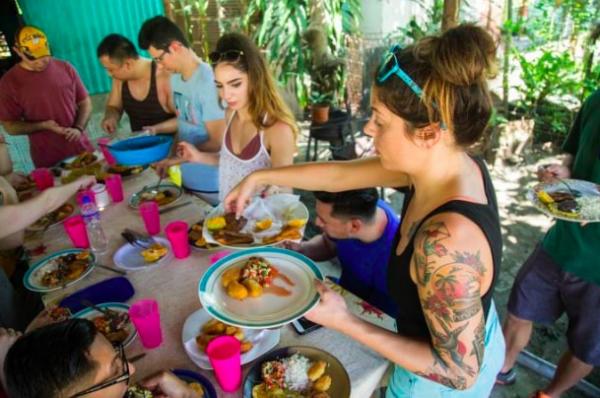 under30experiences-group-travel-blog-for-millennials-why-we-stopped-going-to-manuel-antonio-national-park-cooking