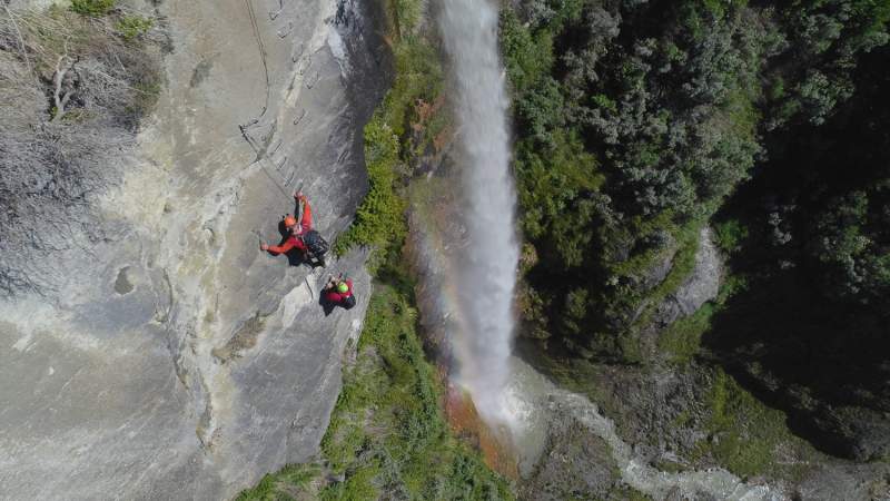 new-zealand-waterfall-repelling