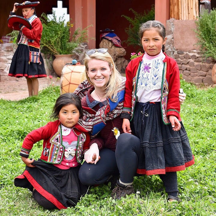 girls-in-chinchero-peru
