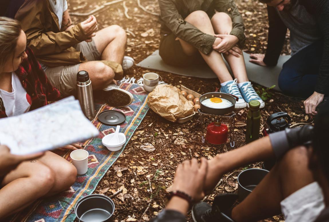 travelers-cooking-outside