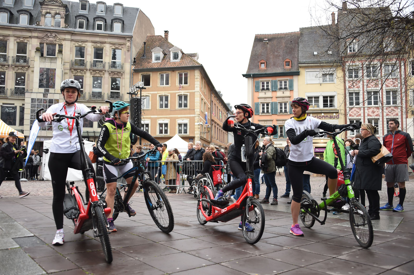Cyclistes de Run Go Fit, clubs locaux et/ou véhicules électriques