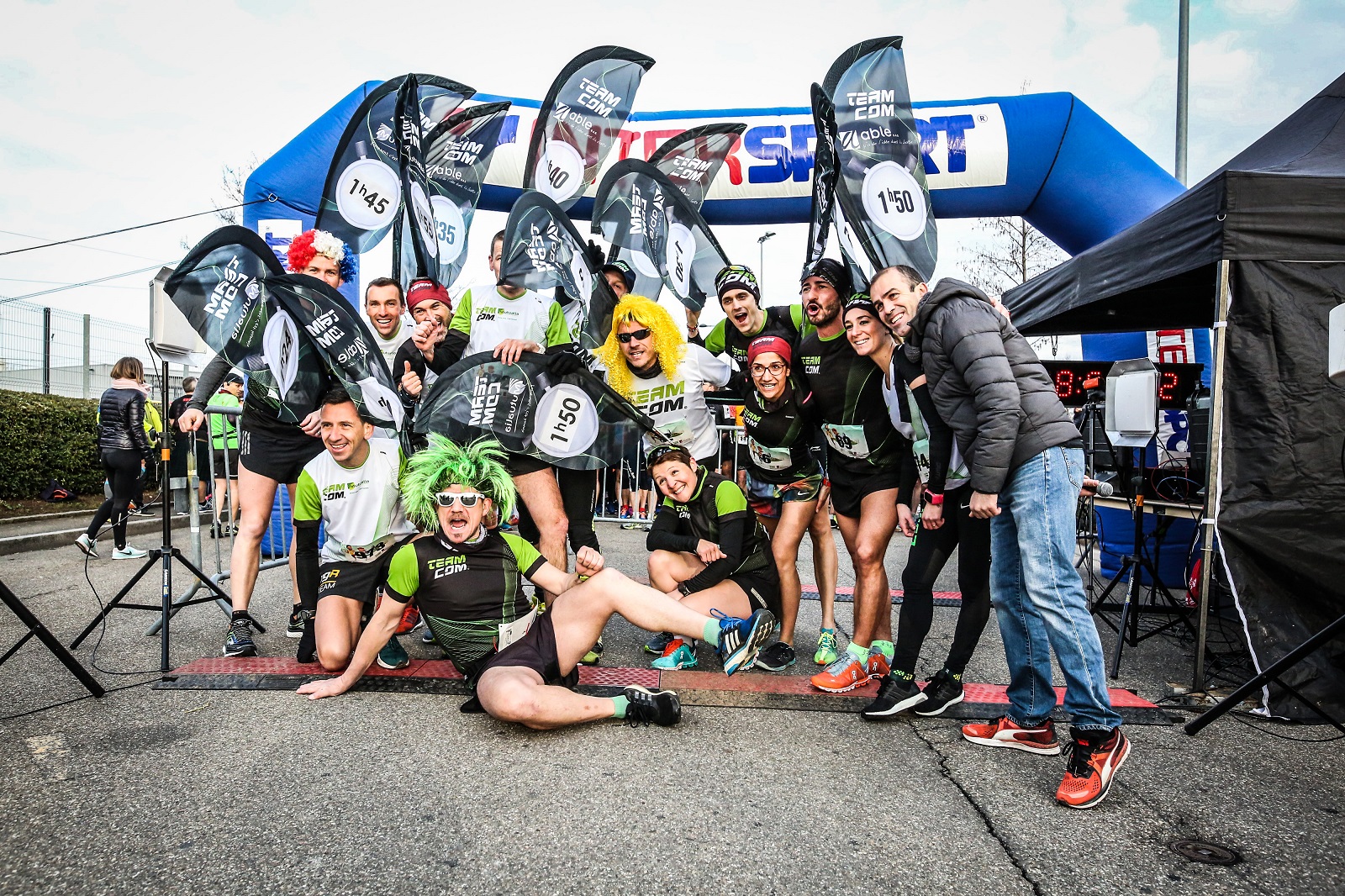 Cyclistes de Run Go Fit, clubs locaux et/ou véhicules électriques