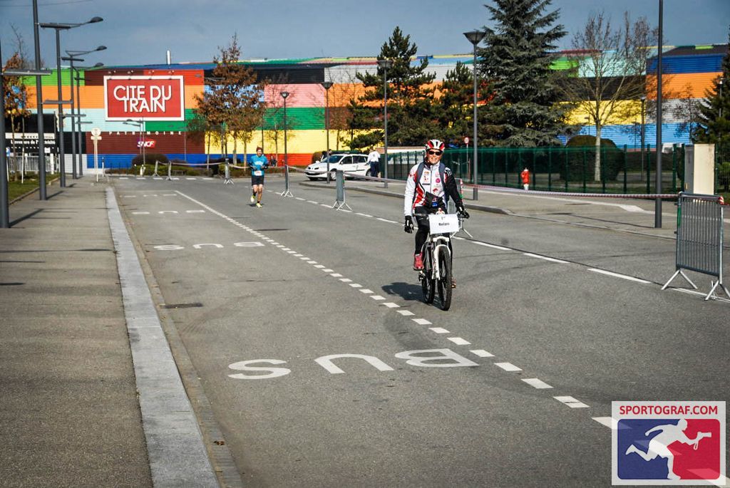 Cyclistes de Run Go Fit, clubs locaux et/ou véhicules électriques