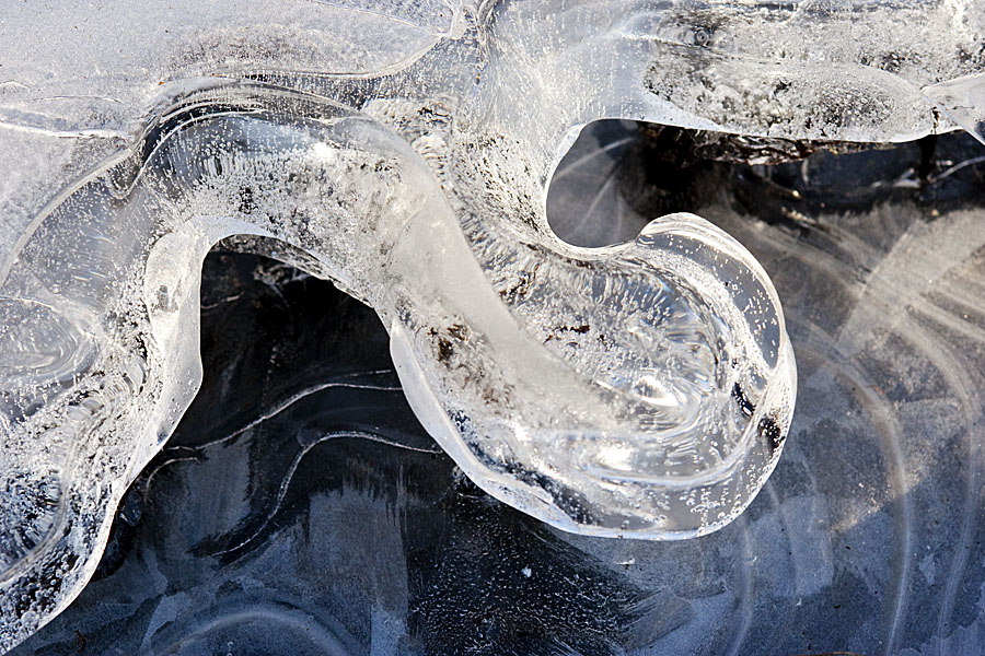 foto van bovenaf van water met ijsstructuren