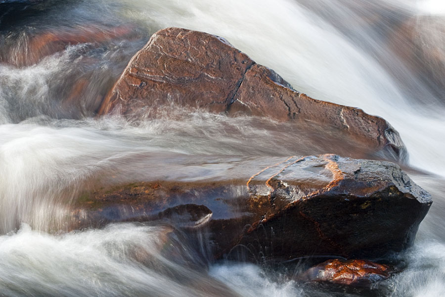 foto van rotsen met water