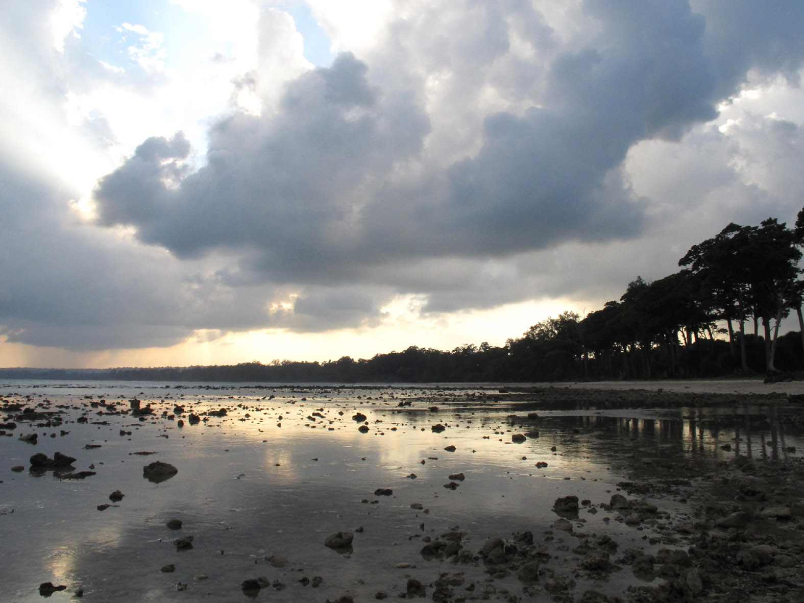 foto van een meer en wolkenlucht in de avondzon