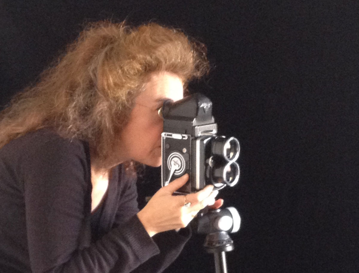 foto van carla van de puttelaar die een foto maakt met een rolleiflex camera