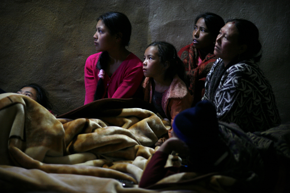 foto van een aantal vrouwen en een deken en van een bed