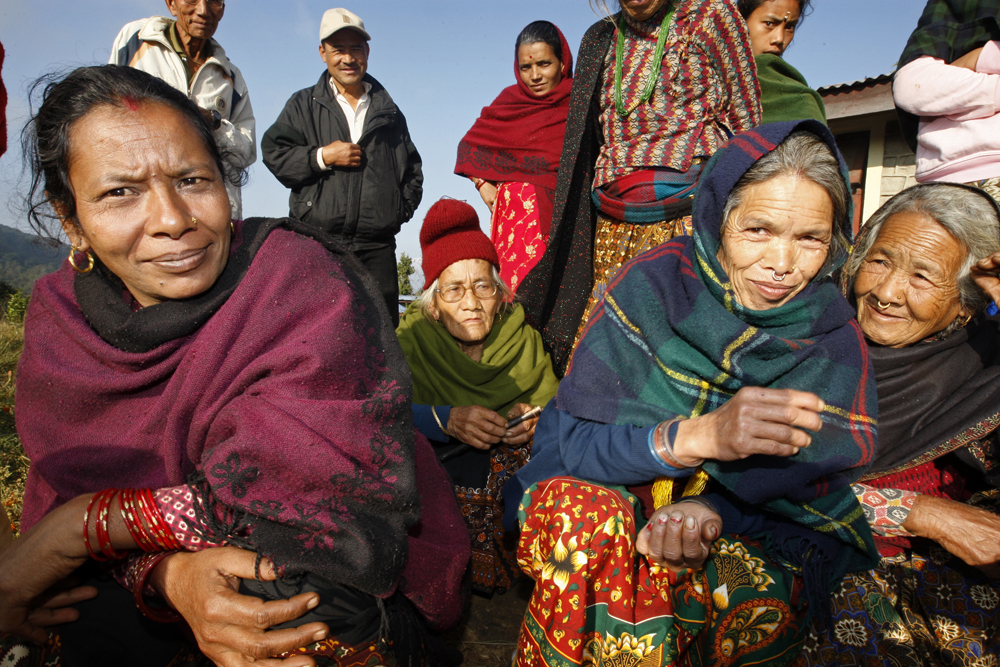 foto van Nepalese mensen hurkend en staand bij elkaar