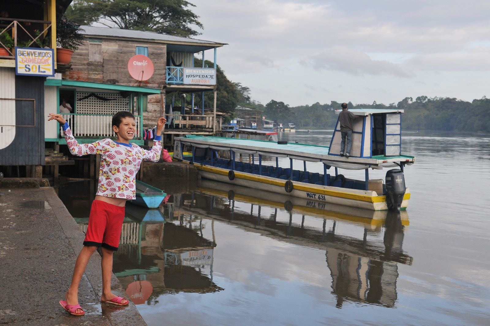 foto van een jongen aan de kade bij een pleziervaart bootje in Nicaragua