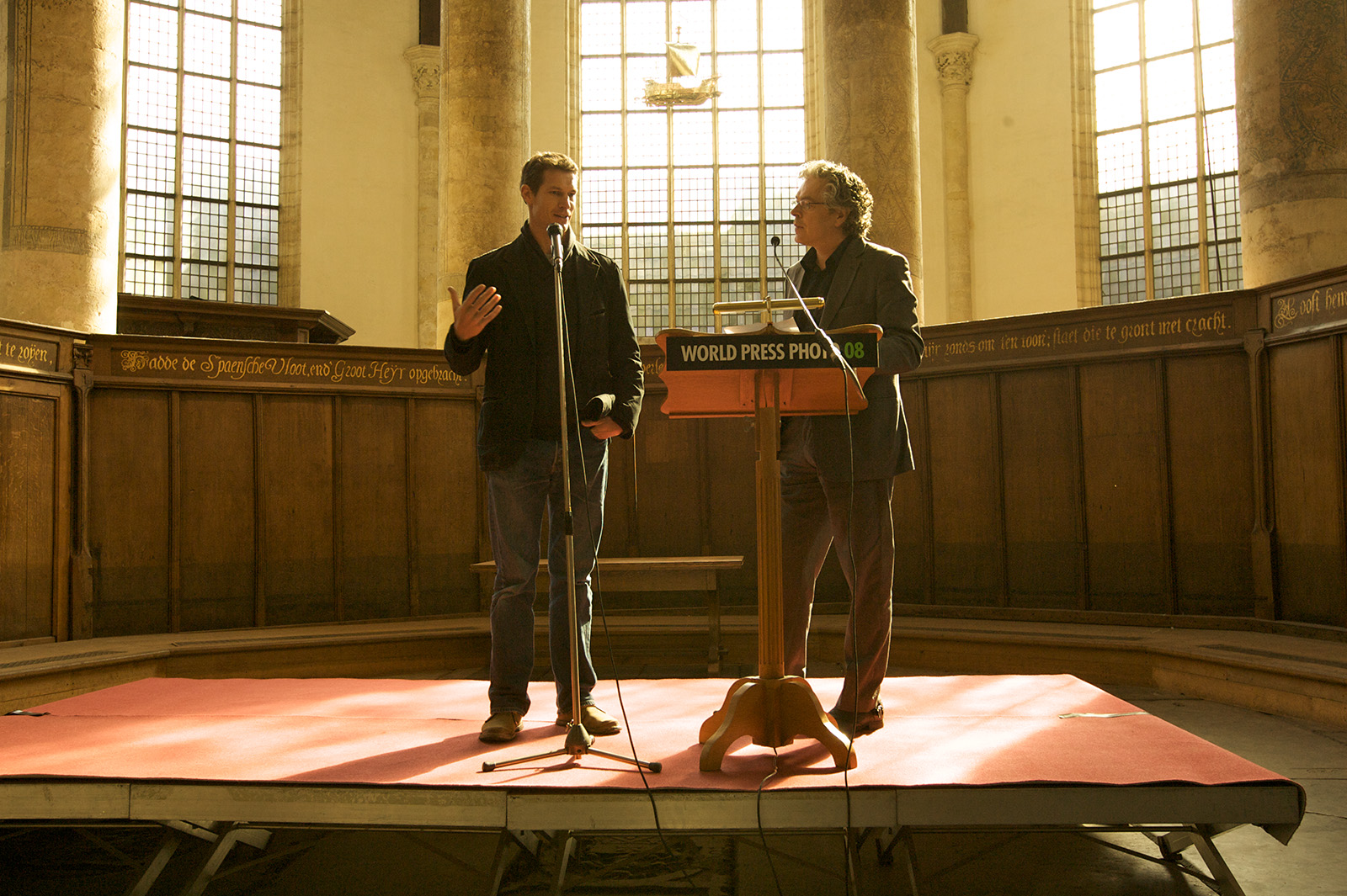 foto van Tim Hetherington aan het woord in de Oude Kerk in Amsterdam