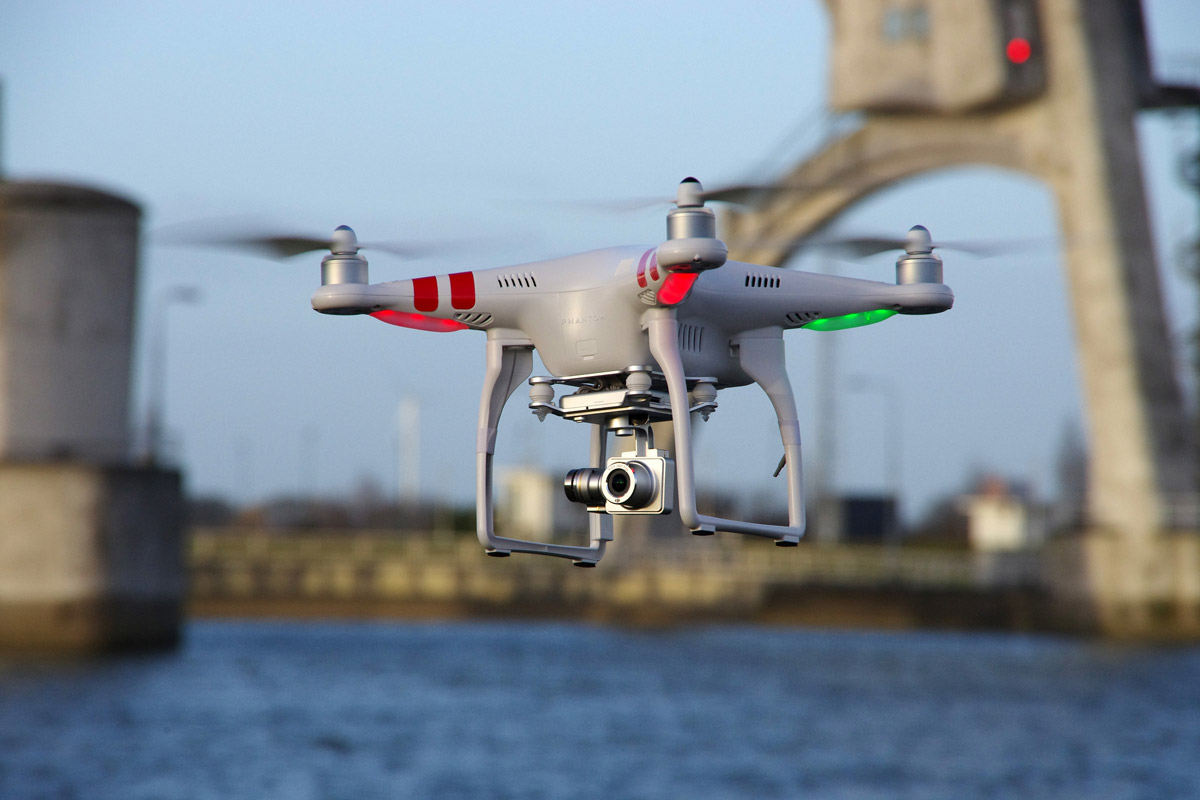 foto van een drone met vage achtergrond van water en kade