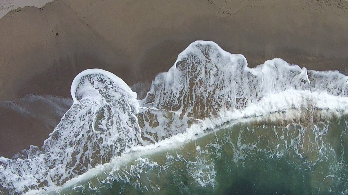 dronefoto van de branding van de zee