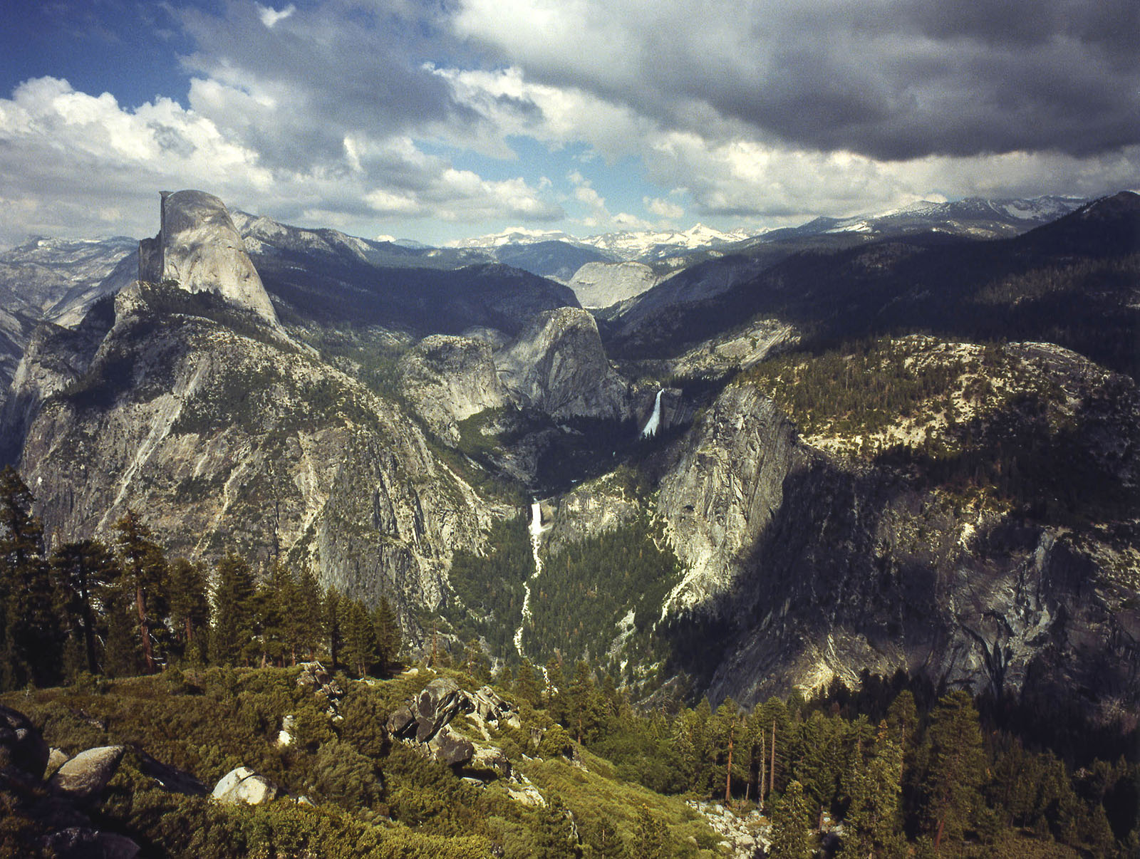 foto van hoog gebergte in Californië