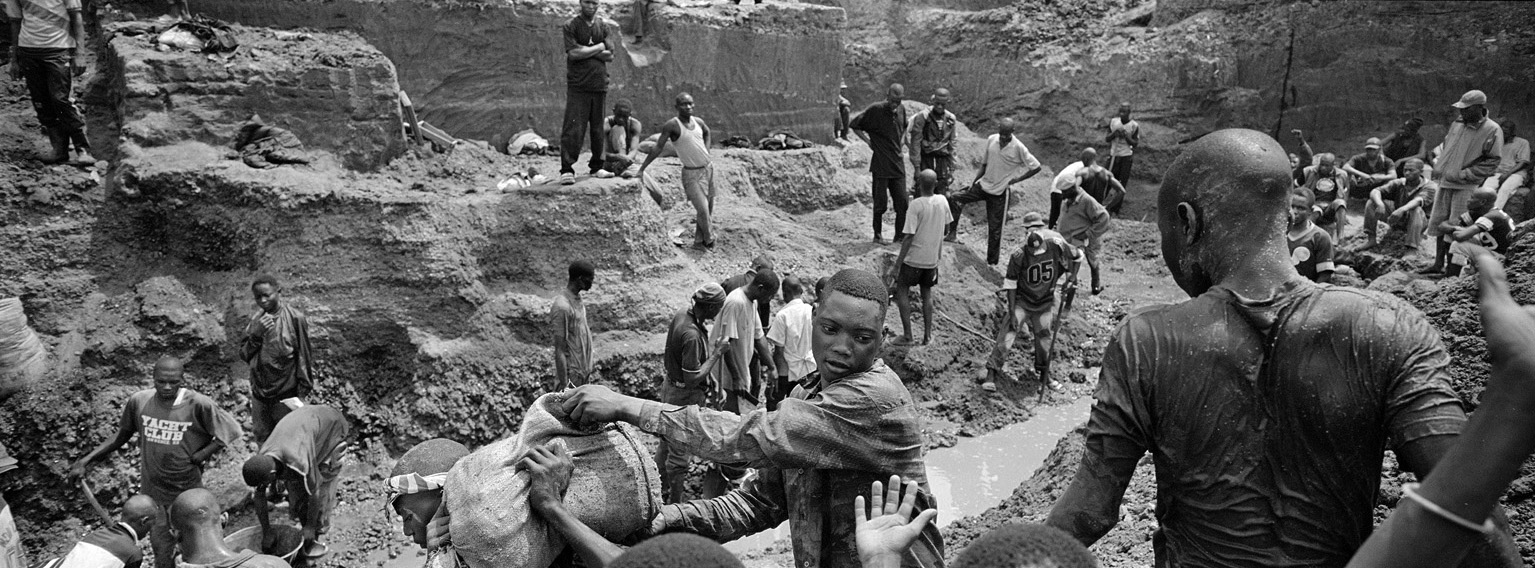 foto van arbeiders in Rwanda in de diamanthandel met scheppen en zakken op gebergte