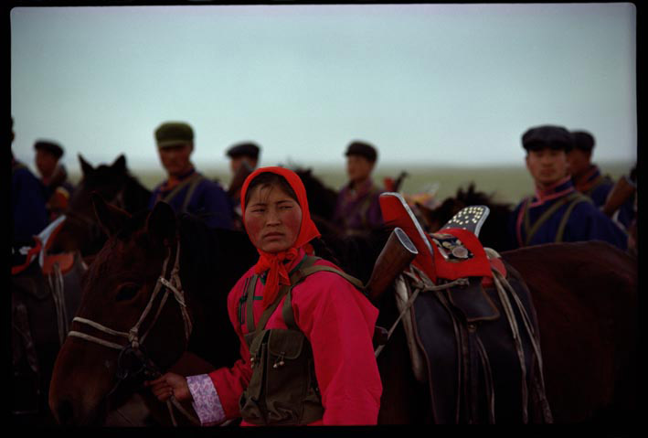 foto van mannen met paarden in Mongolië