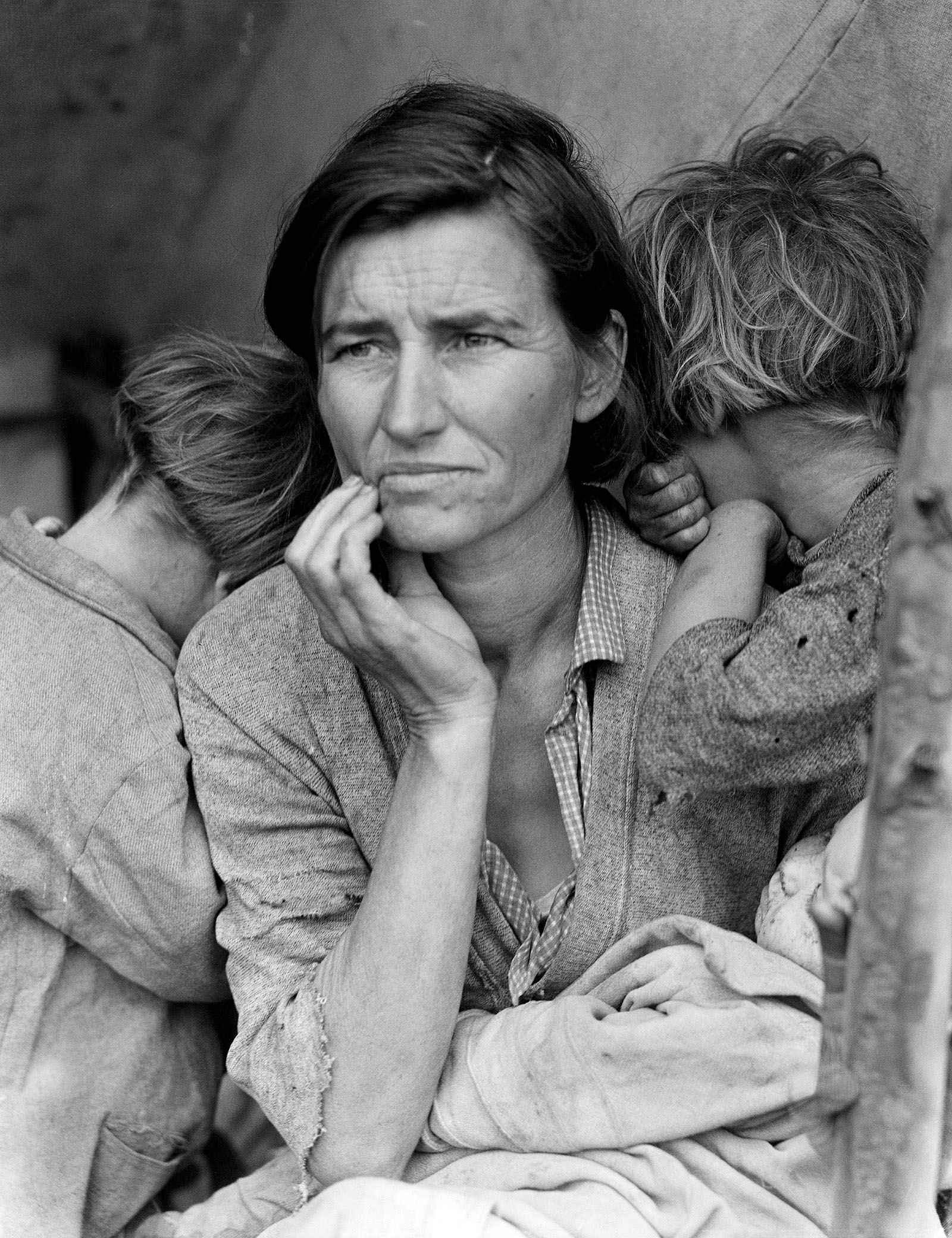 foto van Dorothea Lange getiteld Migrant Mother, waarop een moeder met twee kinderen en een baby in vodden tijdens de Grote Depressie van 1930