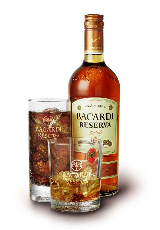 foto van fles Bacardi reserva met twee maten glazen ernaast