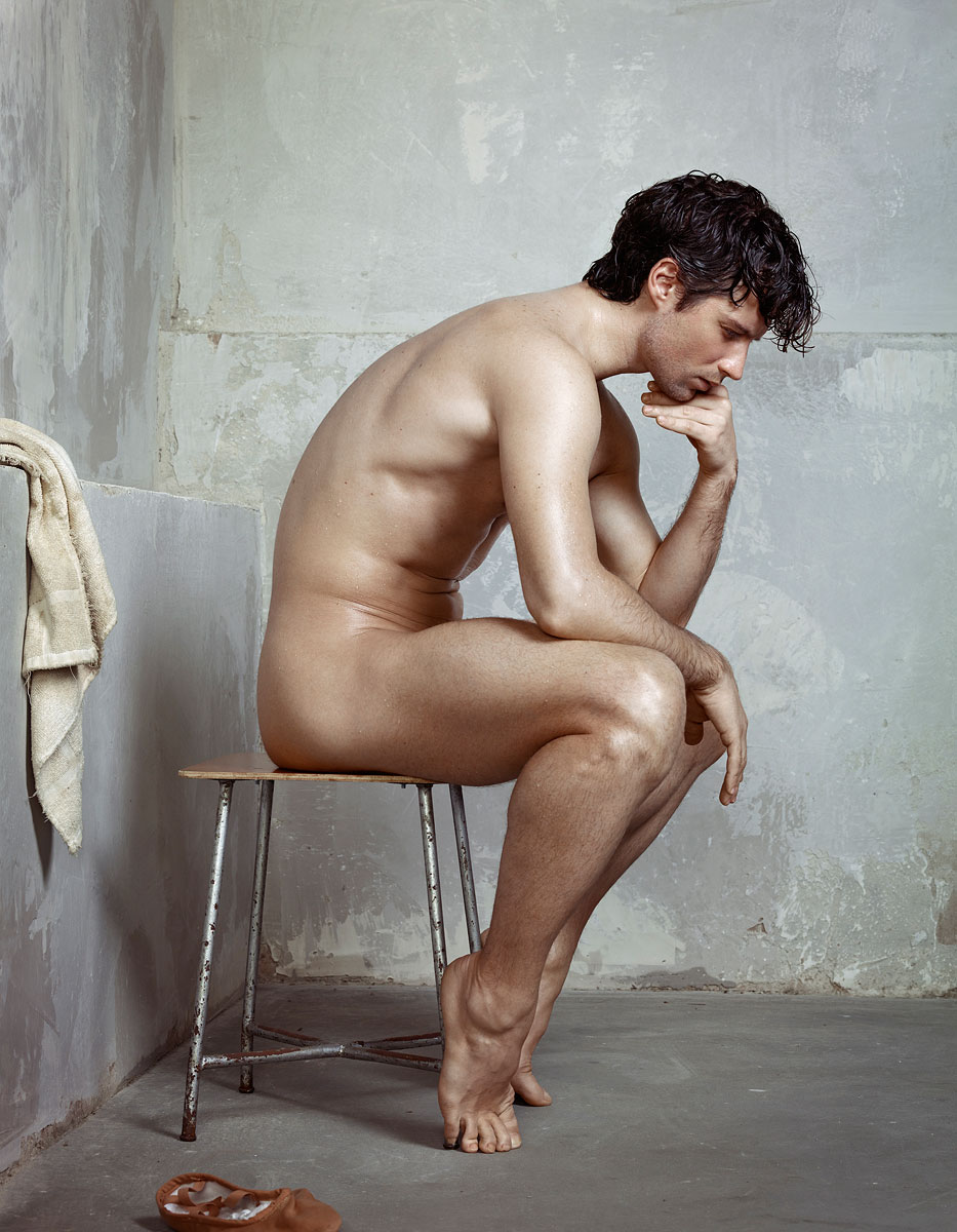 foto van Erwin Olaf van zijkant van naakte jonge man die op een kruk zit en met zijn kin op zijn hand steunt
