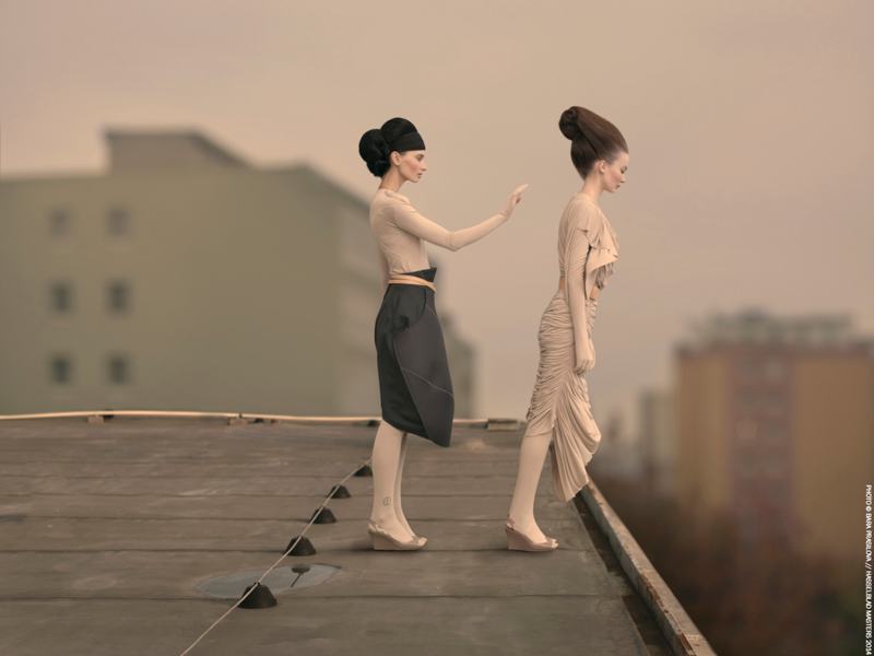 foto: © Bara Prasilova, Czech Republic | Fashion/Beauty, vrouw duwt andere vrouw voorover bij rand van dak