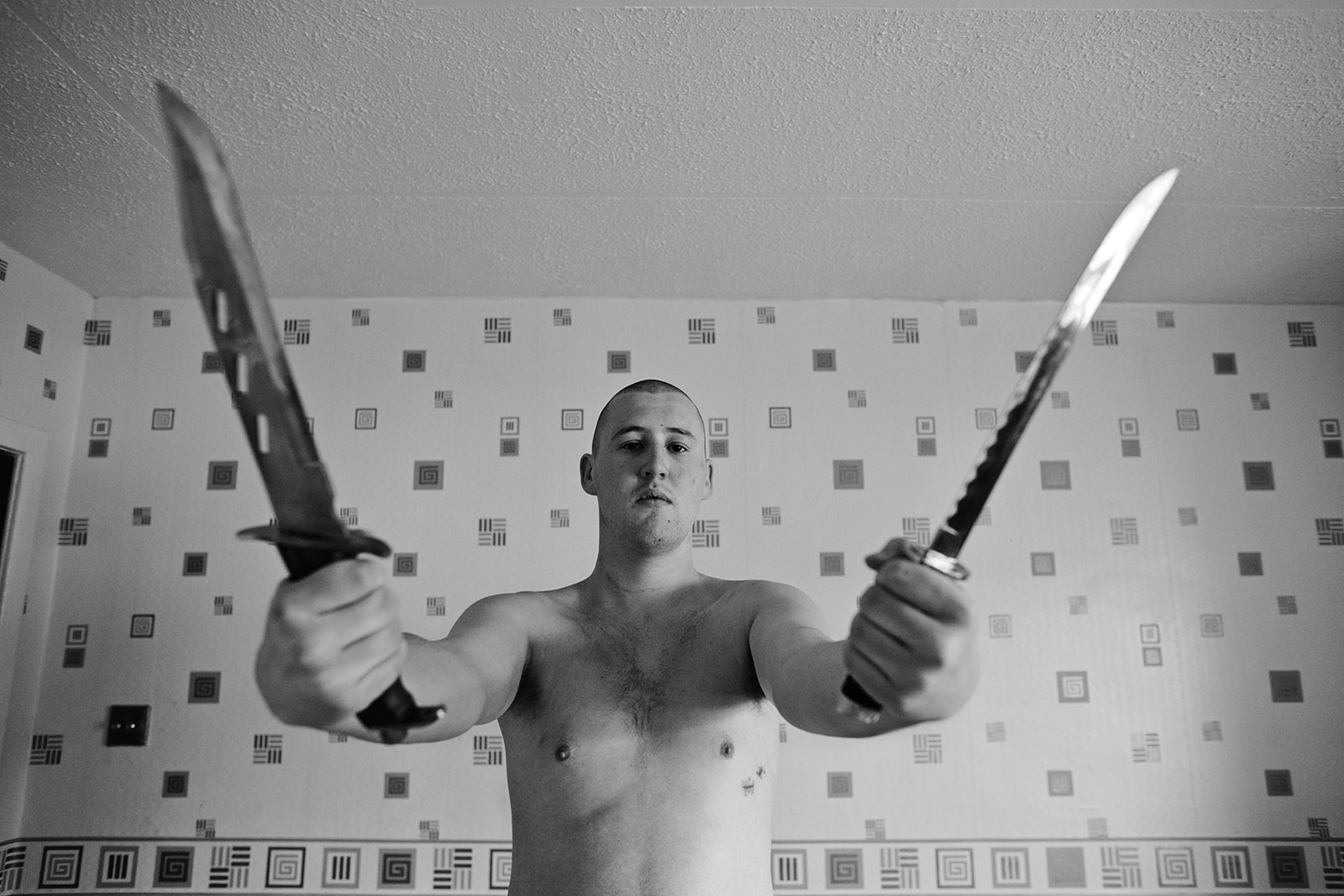 foto van man met twee messen in zijn handen als een soort kunstobject om geweld uit te beelden