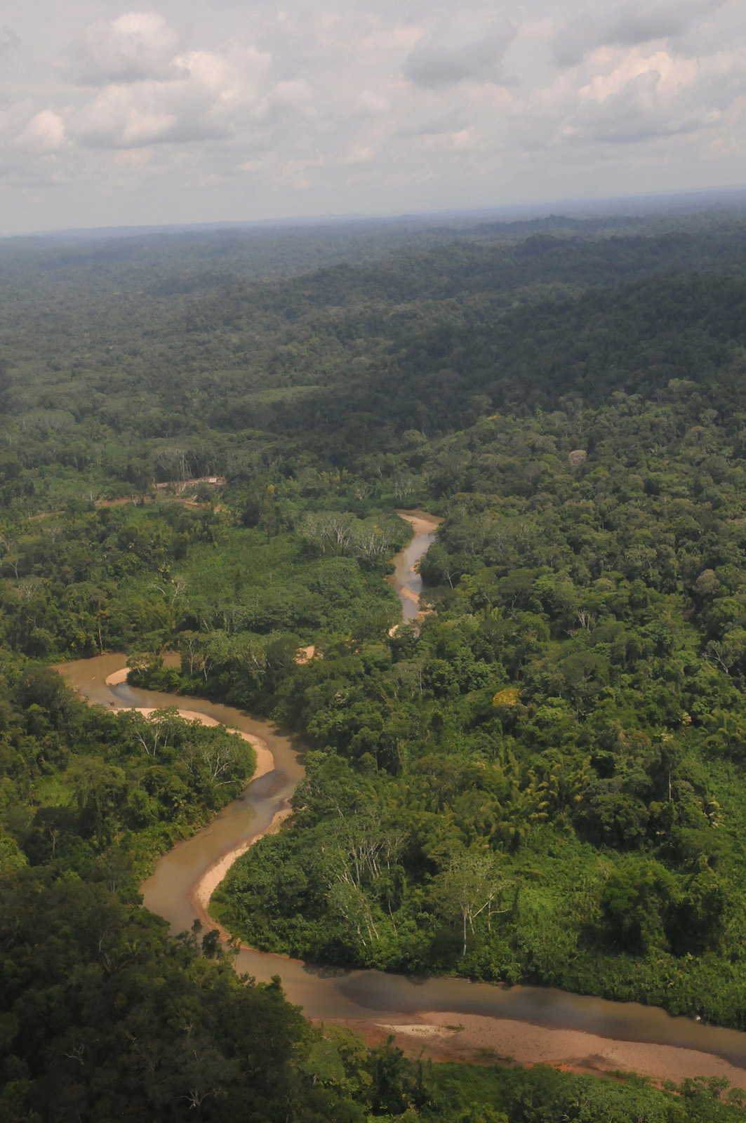foto vanaf een hoge heuvel met uitzicht naar beneden van een kronkelende rivier in Ecuador