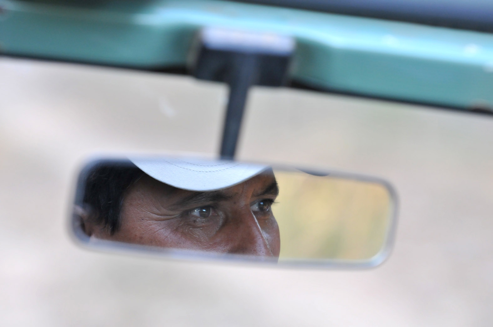foto van gezicht in autospiegel