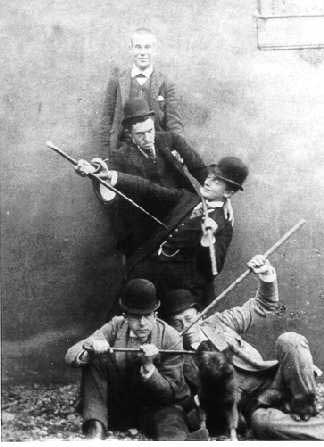 foto van Israël David Kiek (1811-1899) van 5 mannen die met wandelstokken poseren