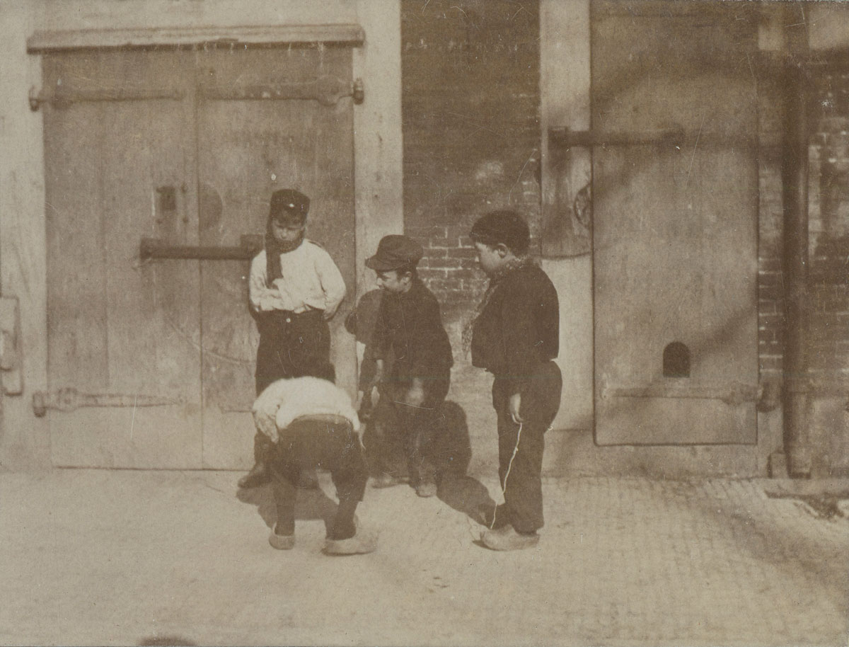 foto: G.H. Breitner, Collectie Stadsarchief Amsterdam - Spelende kinderen, circa 1900