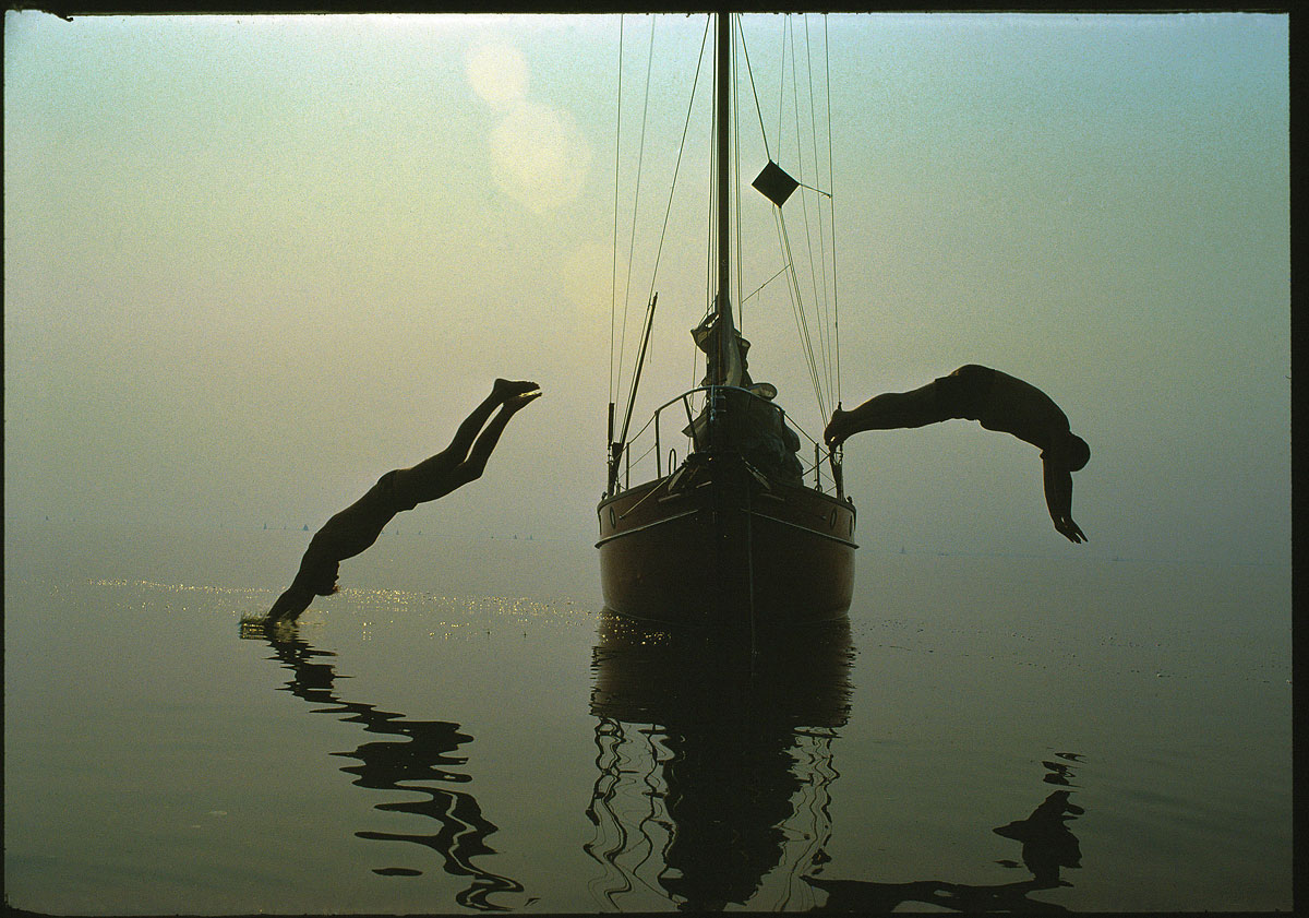foto van Peter van der Velde/MAI | Duiken vanaf zeilboot in IJsselmeer, 1976