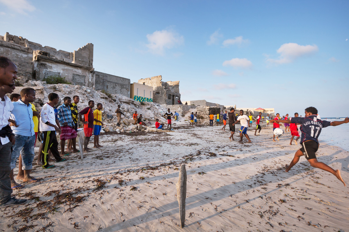 Somalie, Mogadishu, april 2015. Na jaren onder de heerschappij van Al-Shabaab geweest te zijn is het strand van Mogadishu weer te bezoeken voor de bewoners van deze verwoeste stad, foto van Jeroen Swolfs