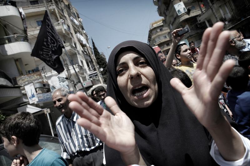 foto van Marielle van Uitert van vrouw in Libanon met handen wanhopig in een drukke straat