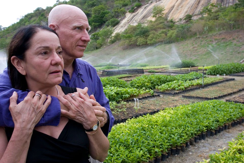 foto van Sebastião Salgado en zijn vrouw in Salgados’ Instituto Terra (een natuurreservaat in een klein heropgebouwd gedeelte van het Brazilian Atlantic Rainforest in de Rio Doce vallei)