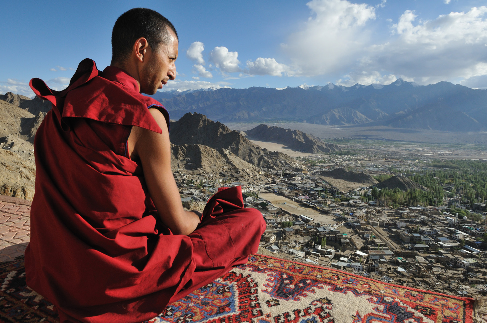 foto: © Tom van der Leij | Monnik kijkt uit over Leh