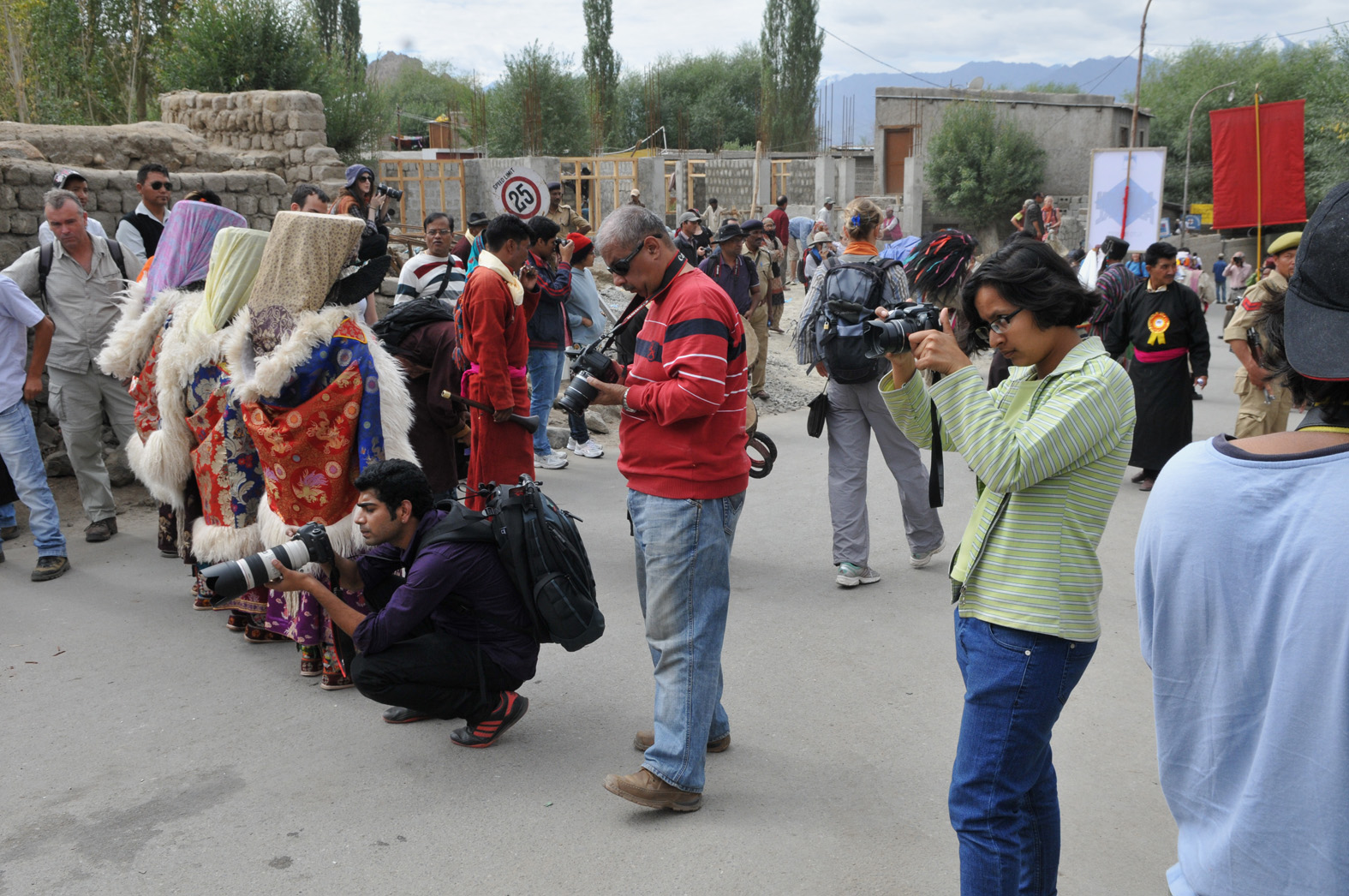 foto van fotografen aan het werk tijdens het festival van Leh
