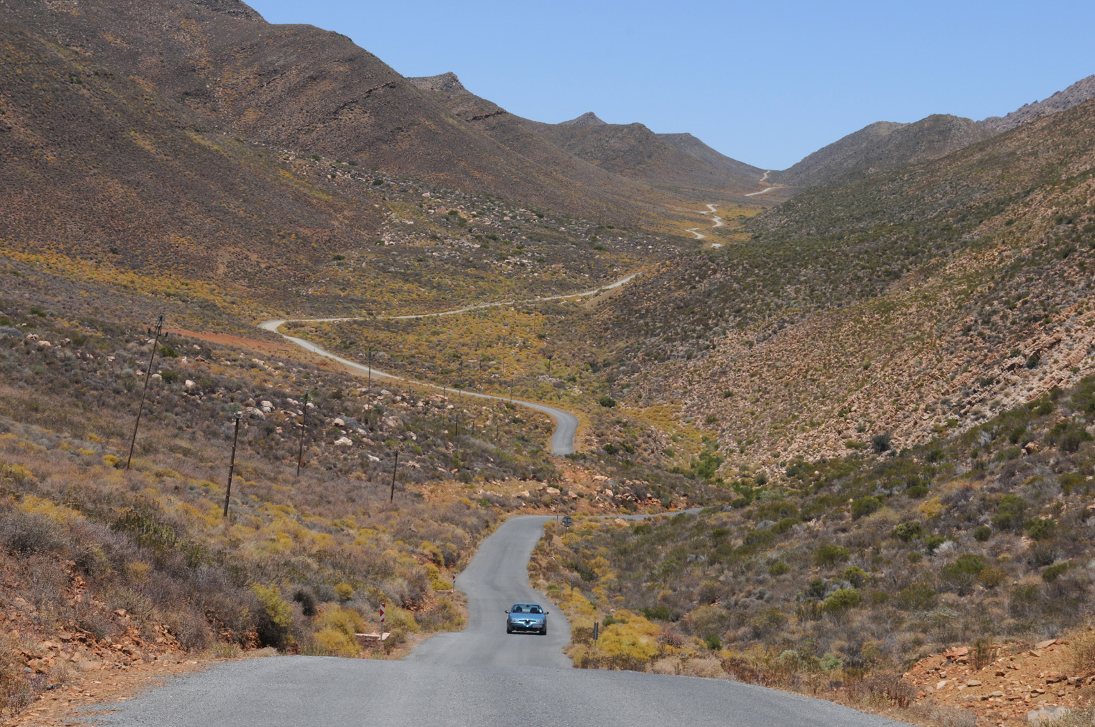foto: Tom van der Leij van landschap Zuid-Afrika met weg erdoorheen en auto erop