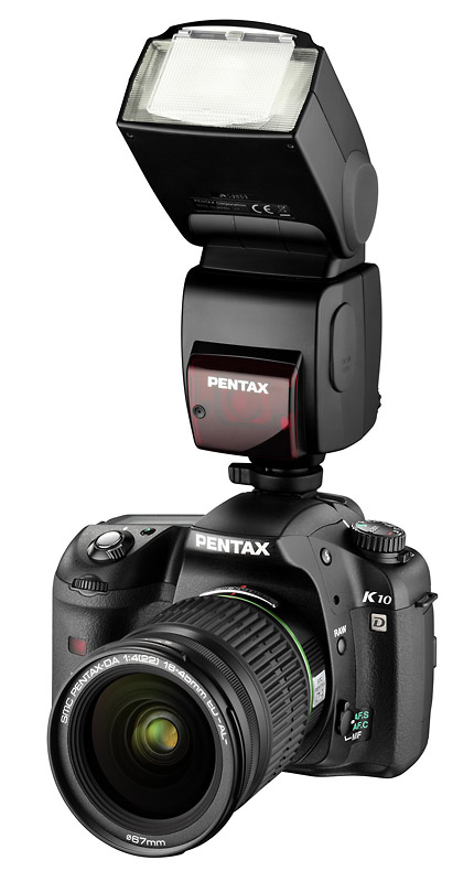 foto van een Pentax camera met flitser erbovenop