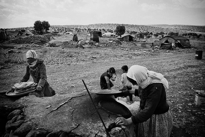 foto: Winnaar Zilveren Camera 2015: Eddy van Wessel | vrouwen in Sinjar op het land met tenten op achtergrond, de strijd om Hoofdweg 47