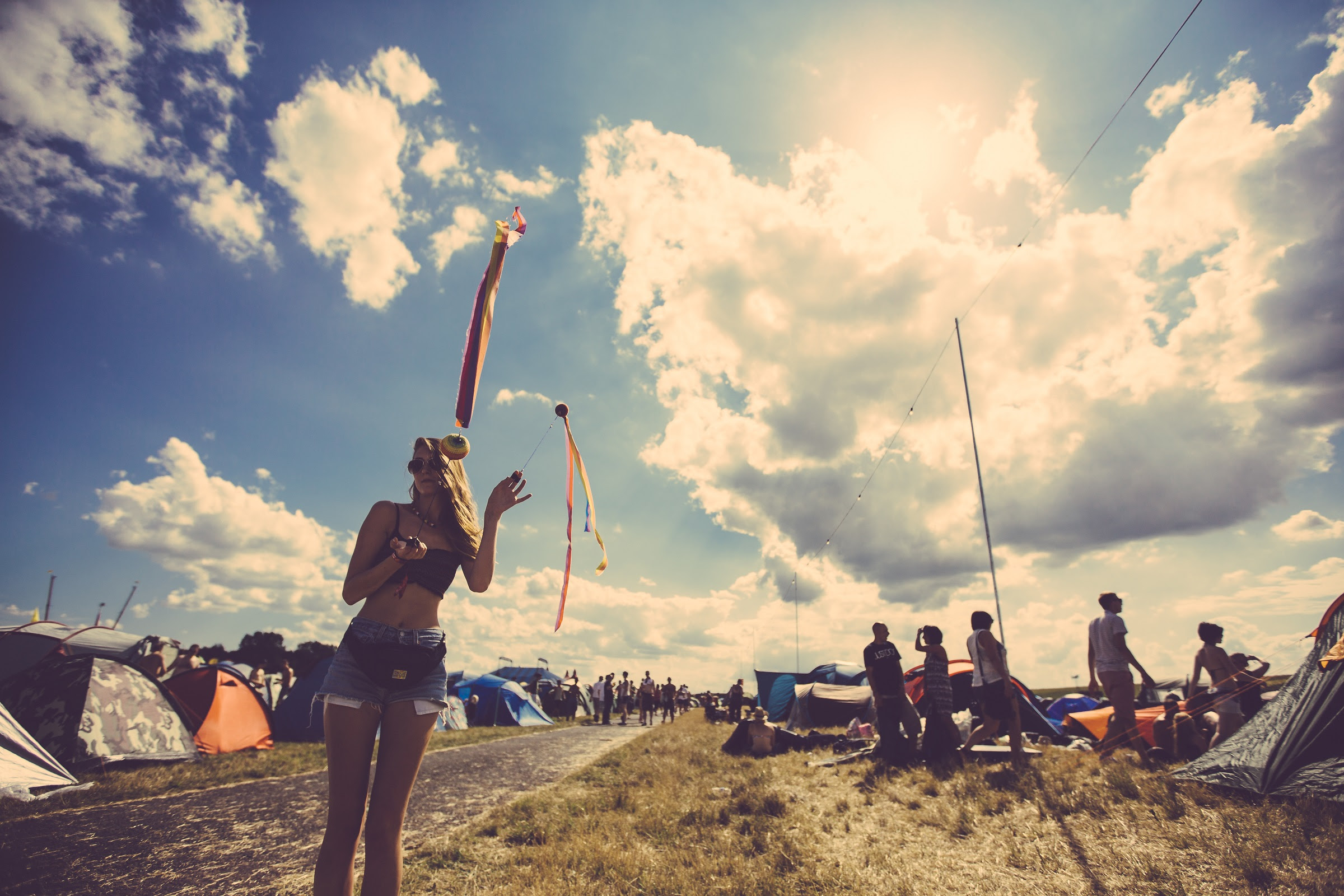 foto: © Paul Underhill van meisje met korte broek op terrein festival