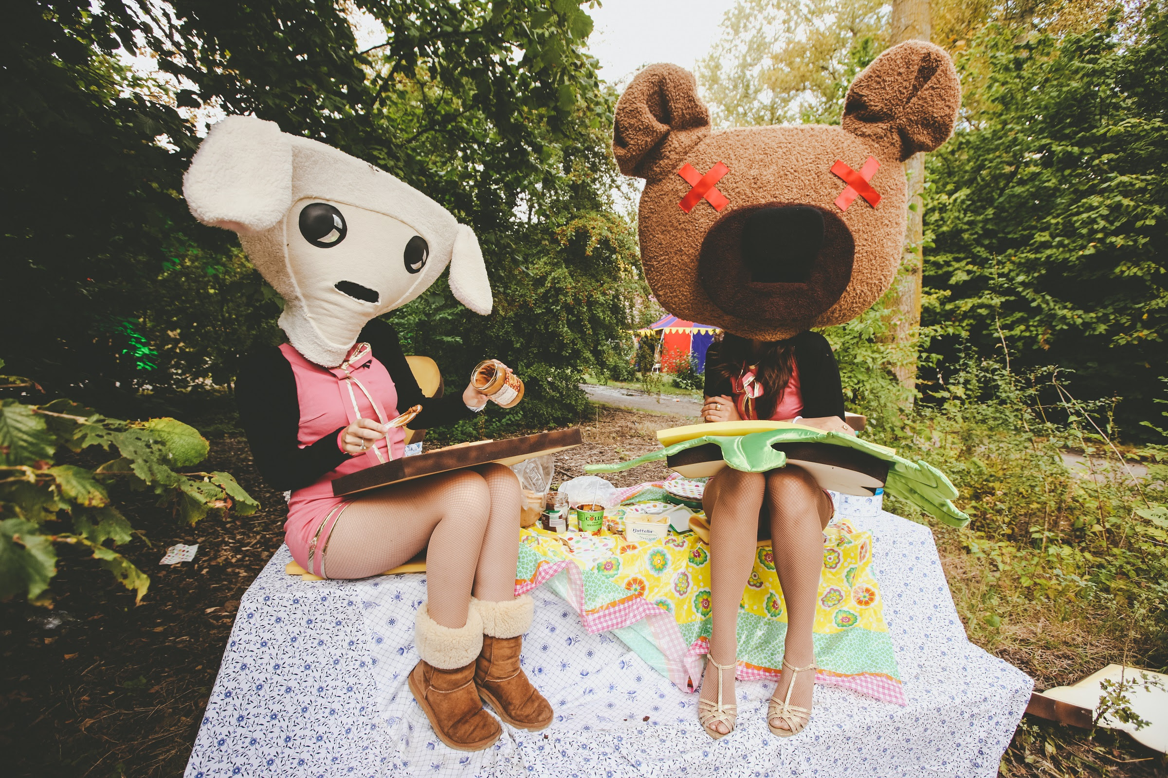 foto: © Paul Underhill van twee dames verkleed als beer en schaap op steen zittend