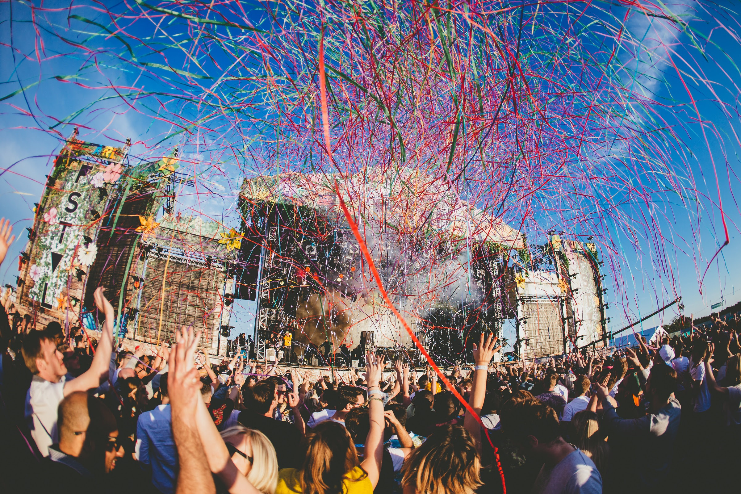 foto: © Paul Underhill van podium op festival met publiek ervoor met confetti in lucht