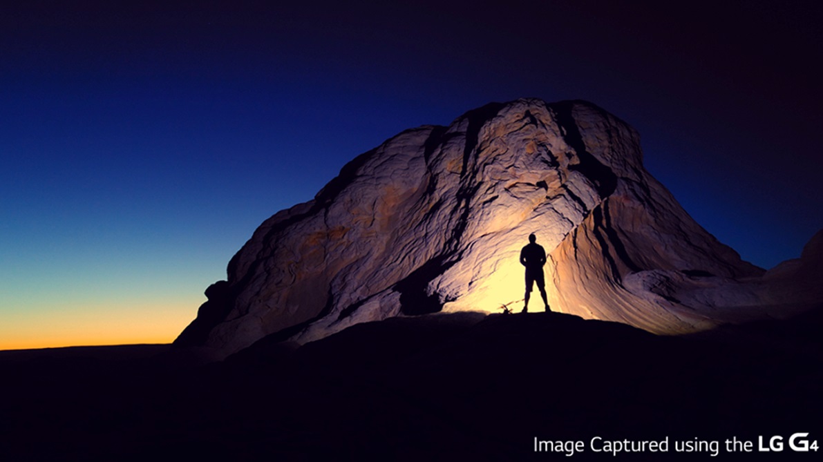 foto van man in rots met licht van lantaarn in nacht