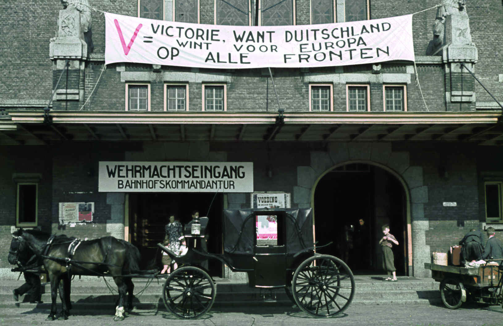 foto: Alphons Hustinx | Maastricht 194, koets met paarden voor station met spandoeken van de nazi';s