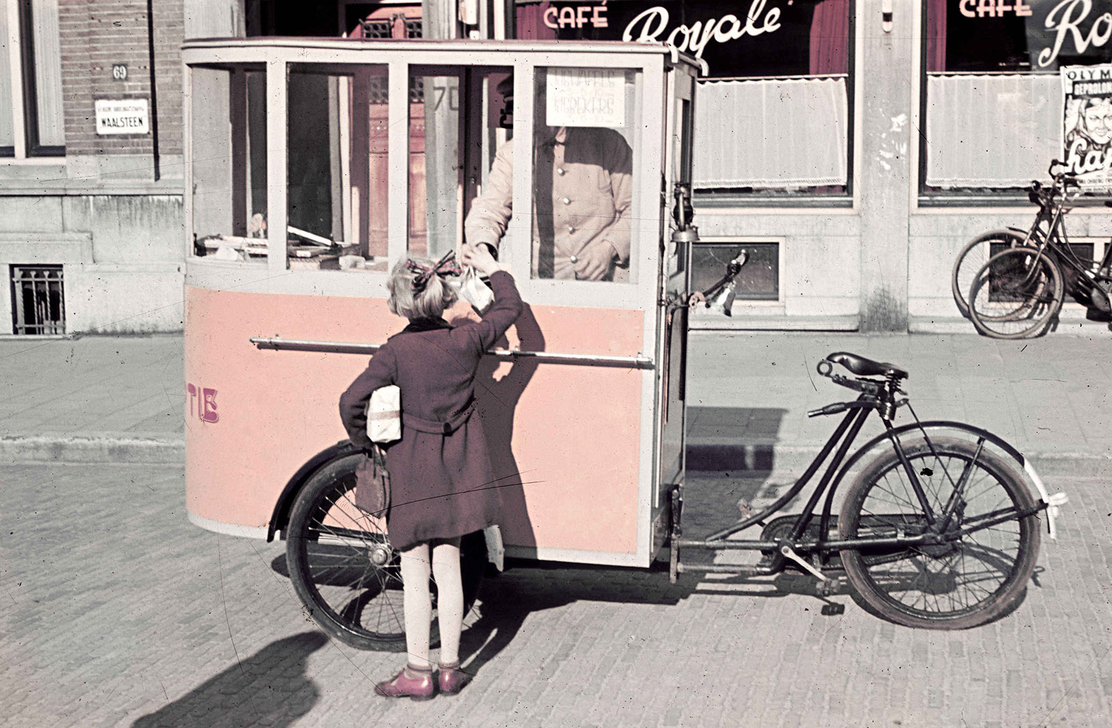 foto: Alphons Hustinx | Nijmegen 1941, ijskar met fiets op straat met kind erbij voor cafe Royale